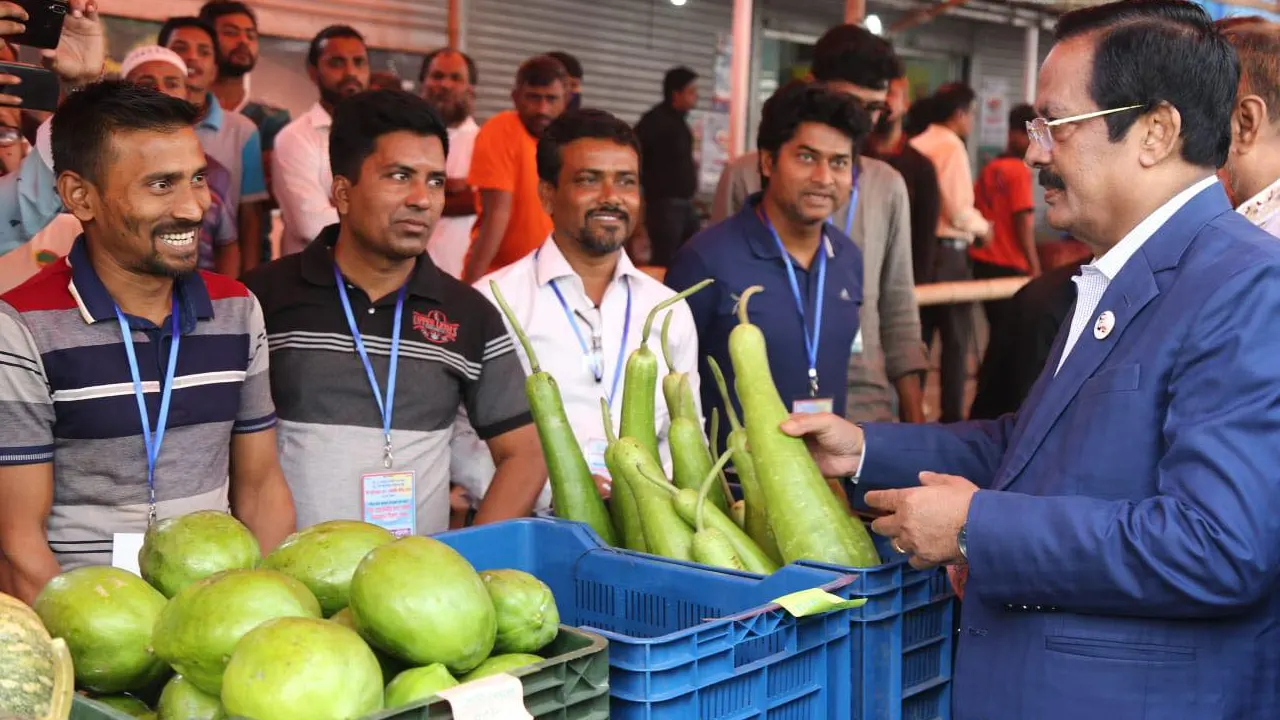 রোববার শ্যামলী মাঠের সামনে রমজান উপলক্ষে মাসব্যাপী সুলভমূল্যে নিত্যপ্রয়োজনী জিনিস বিক্রি কার্যক্রম ঘুরে দেখেন বস্ত্র ও পাটমন্ত্রী এবং আওয়ামী লীগের সভাপতিমণ্ডলীর সদস্য অ্যাডভোকেট জাহাঙ্গীর কবির নানক। ছবি : কালবেলা