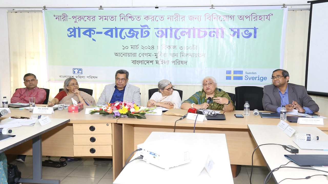 রাজধানীর একটি হোটেলে প্রধান তিন রাজনৈতিক দল আ.লীগ, বিএনপি ও জাতীয় পার্টির শতাধিক নারী নেতারা এ আলোচনায় অংশগ্রহণ করেন। ছবি : কালবেলা