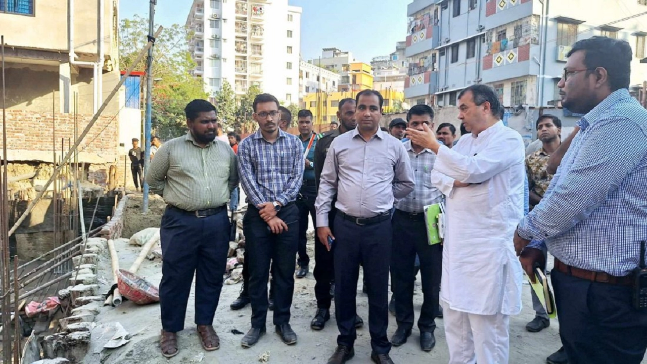 ঘটনাস্থল পরিদর্শন করেন পরিবেশমন্ত্রী সাবের হোসেন চৌধুরী। ছবি : সংগৃহীত