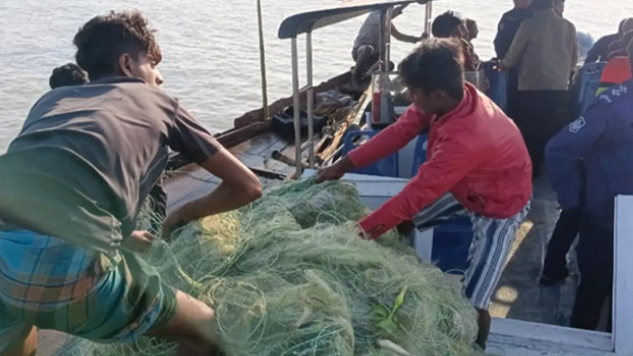 নিষিদ্ধ সময়েও বরিশালের হিজলা উপজেলার মেঘনা নদীতে মাঝ ধরছে জেলেরা। ছবি : কালবেলা