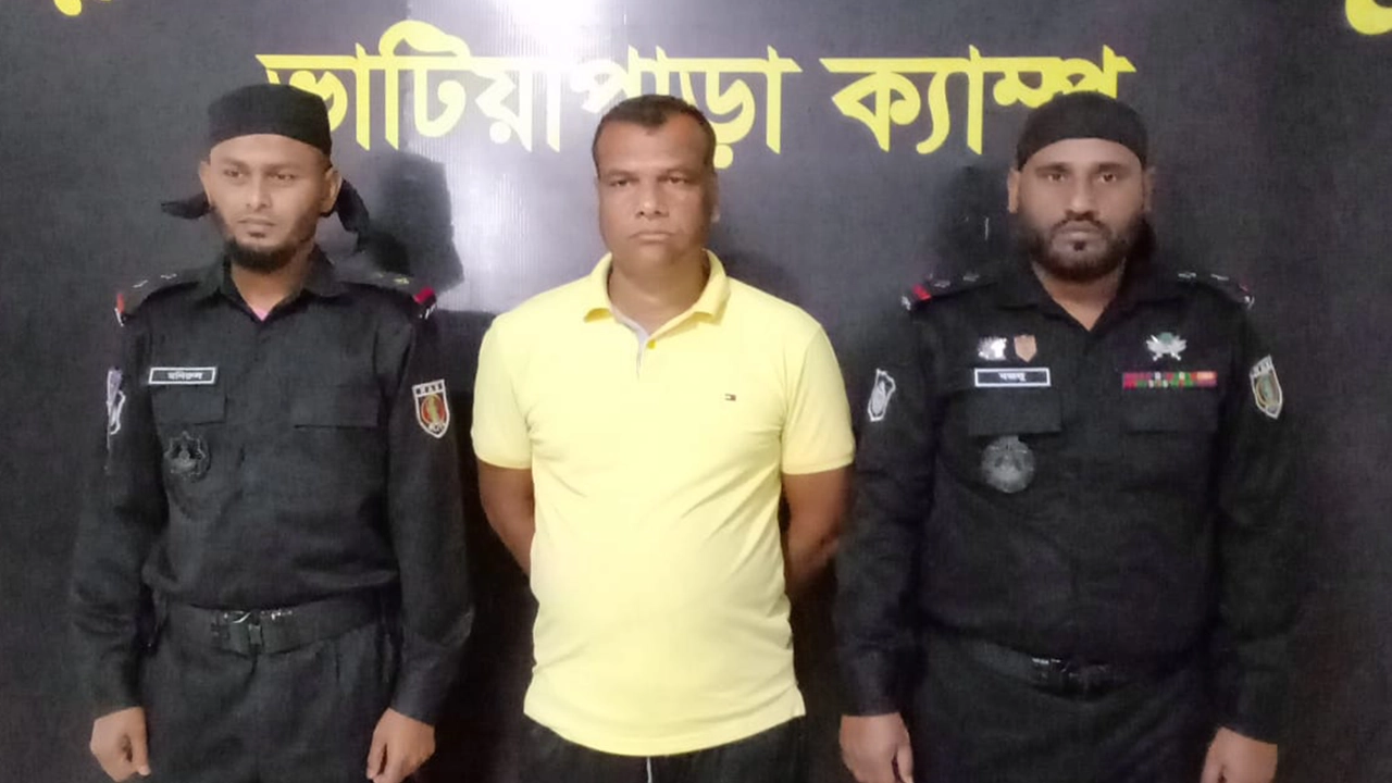 র‍্যাবের হাতে আটককৃত শরিফুল। ছবি : কালবেলা