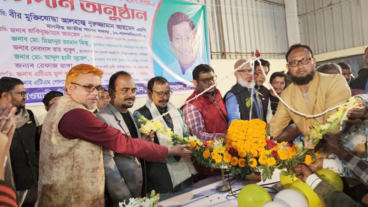 লালমনিরহাটের কালিগঞ্জ উপজেলায় বিএনপির নেতাকর্মীরা আনুষ্ঠানিক দল ত্যাগের ঘোষণা দিয়ে সাবেক সমাজকল্যাণমন্ত্রী নুরুজ্জামান আহমেদকে ফুলেল শুভেচ্ছা জানান। ছবি : কালবেলা