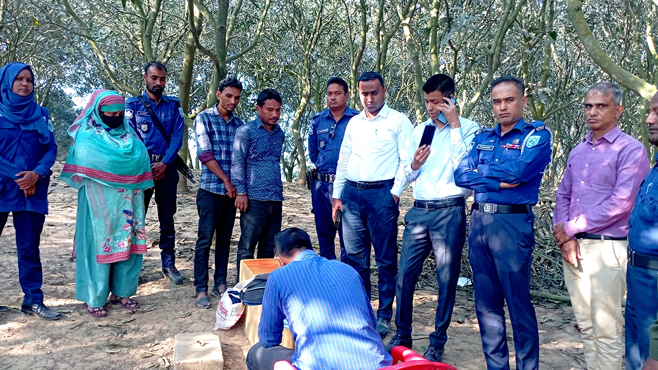 দিনাজপুরের ঘোড়াঘাটে বিনোদন পার্কে ভ্রাম্যমাণ আদালতের অভিযান। ছবি : কালবেলা