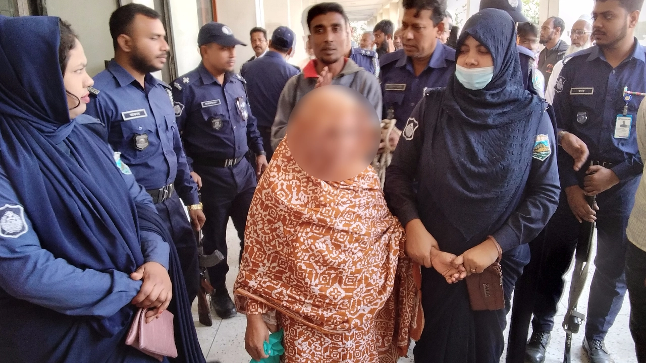 আদালতে দণ্ডপ্রাপ্ত আসামি। ছবি : কালবেলা