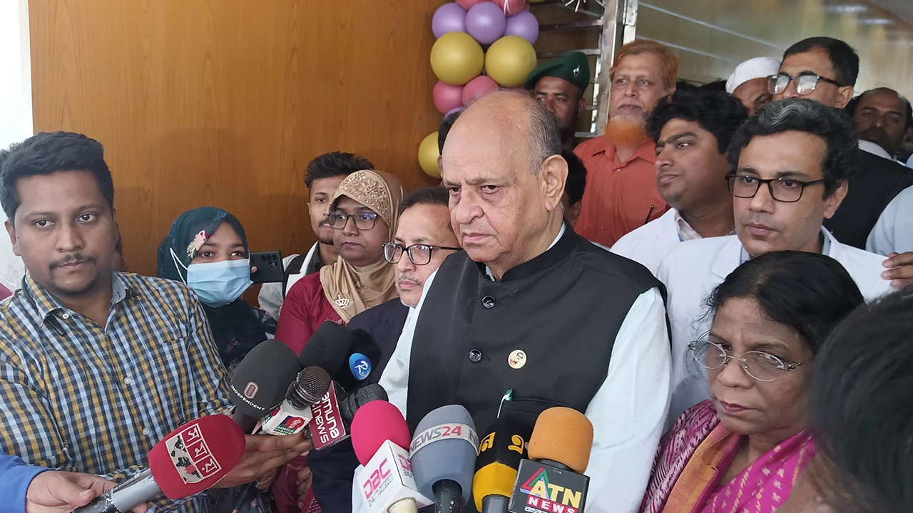 সাংবাদিকদের সঙ্গে কথা বলেন স্বাস্থ্যমন্ত্রী ডা. সামন্ত লাল সেন। ছবি : কালবেলা