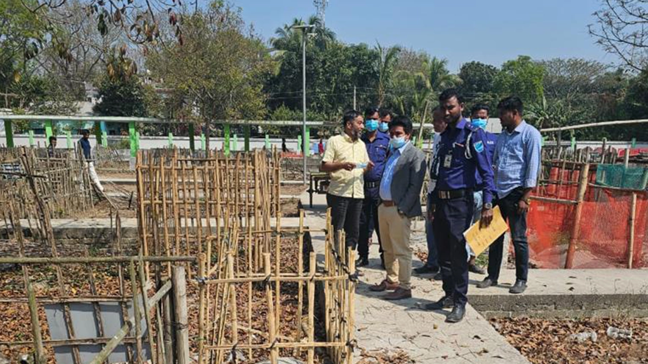 কবর থেকে তোলা হয় শিশু আল ইসলামের লাশ। ছবি : কালবেলা