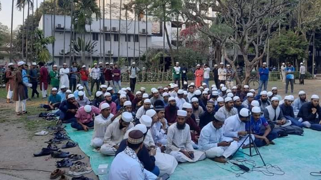 কোরআন তেলাওয়াতের অনুষ্ঠানে শিক্ষার্থীরা। ছবি : কালবেলা