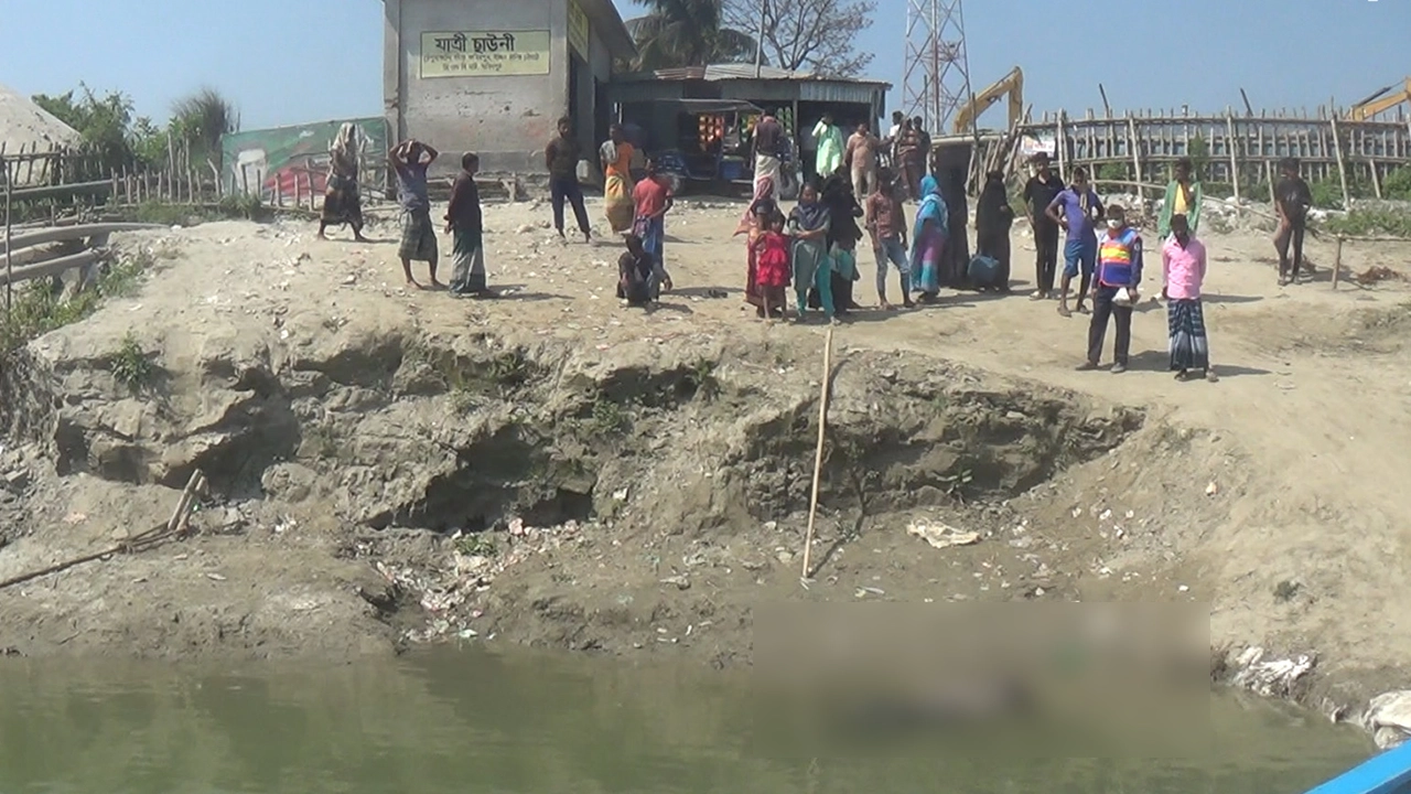ফরিদপুরের সিএন্ডবি ঘাট এলাকায় পদ্মা নদী থেকে অজ্ঞাত লাশ উদ্ধার। ছবি : কালবেলা