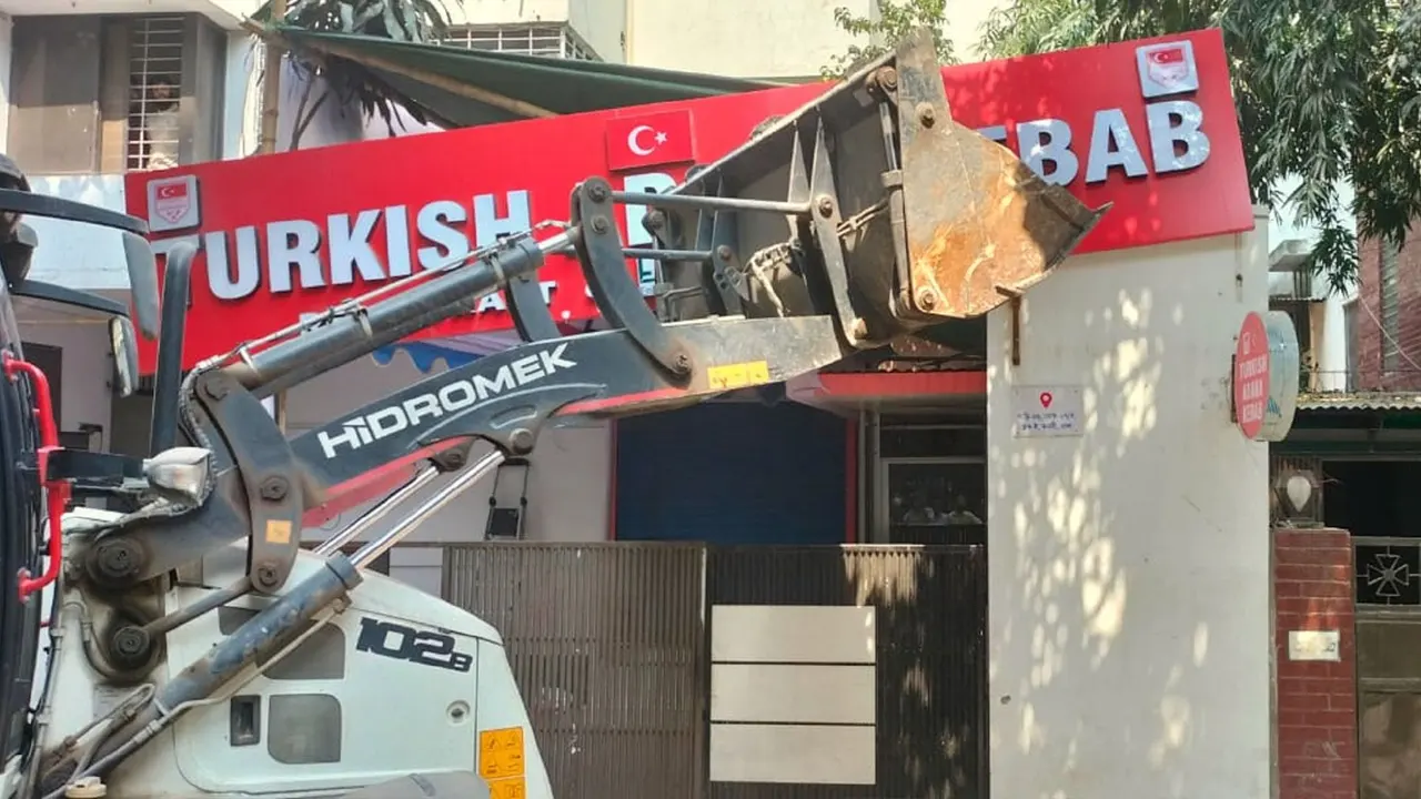 রাজধানীর বনানীতে টার্কিশ বাজার নামের রেস্তোরাঁয় অভিযান চালায় ডিএনসিসি। ছবি : কালবেলা