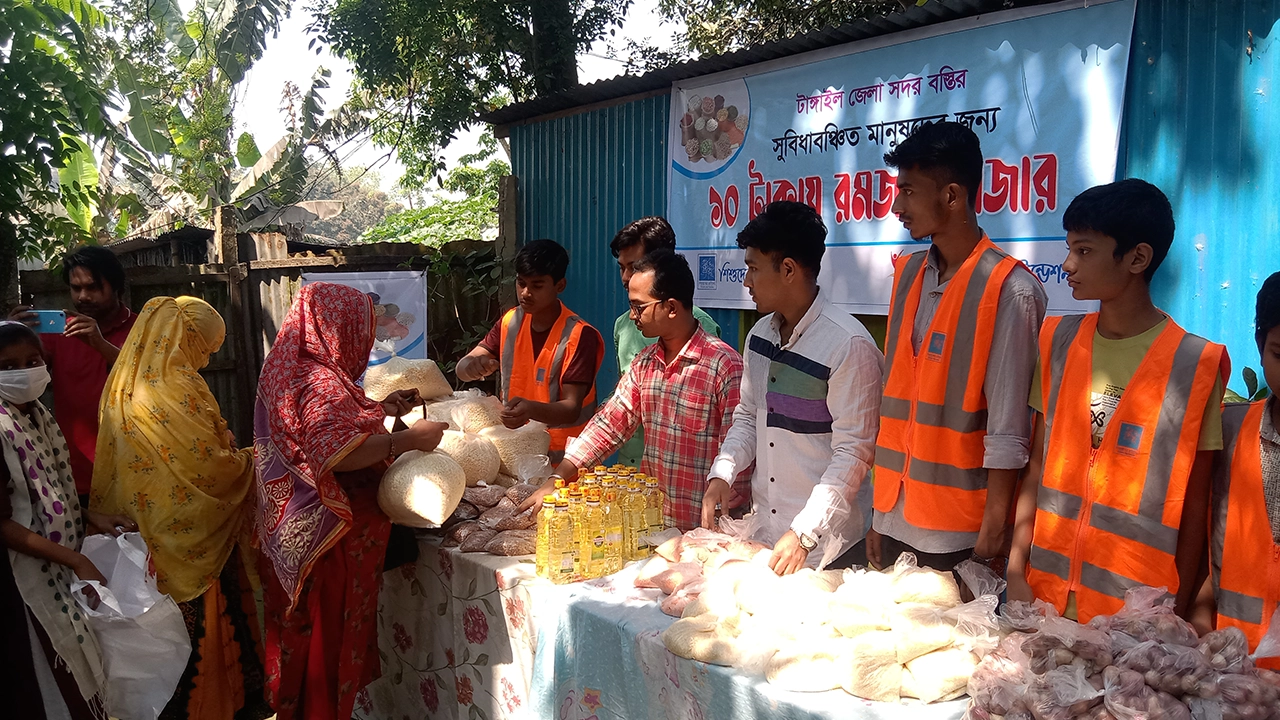 সুবিধাবঞ্চিতদের জন্য ১০ টাকার রমজানের বাজার। ছবি : কালবেলা
