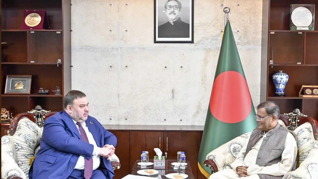 পররাষ্ট্রমন্ত্রী হাছান মাহমুদের সঙ্গে সাক্ষাৎ করেন বেলারুশের পররাষ্ট্রবিষয়ক উপমন্ত্রী ইয়েভগেনি শেস্তাকভ। ছবি : কালবেলা