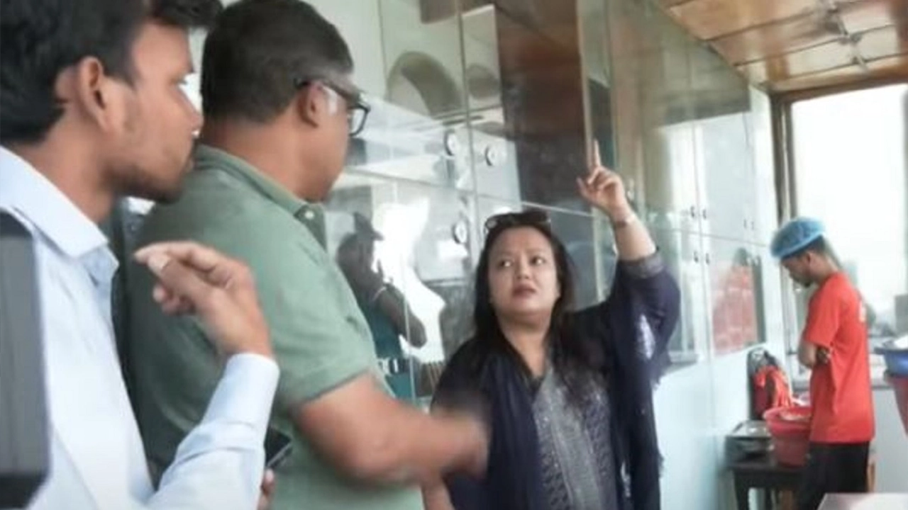 রাজধানীর মোহম্মদপুরে বেশ কয়েকটি রেস্তোরাঁ ও ভবনে রাজউকের অভিযান। ছবি : কালবেলা