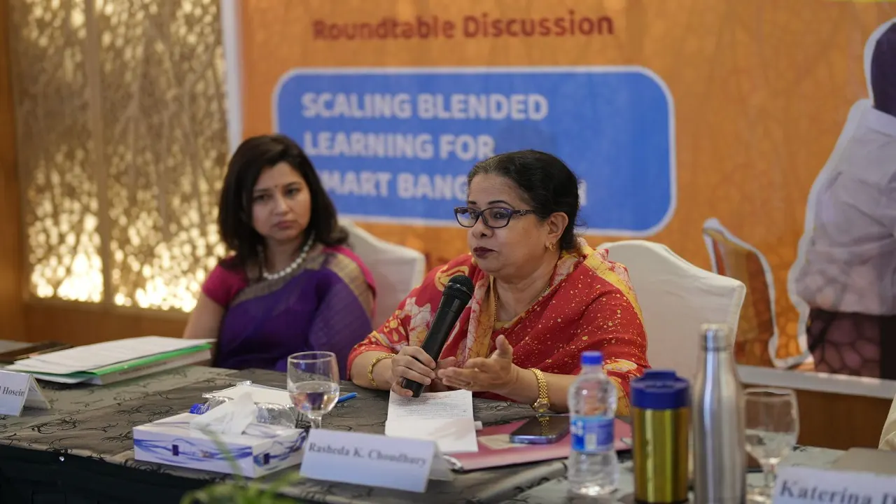 গোলটেবিল বৈঠকে কথা বলেন গণসাক্ষরতা অভিযানের নির্বাহী পরিচালক রাশেদা কে চৌধুরী। ছবি : কালবেলা