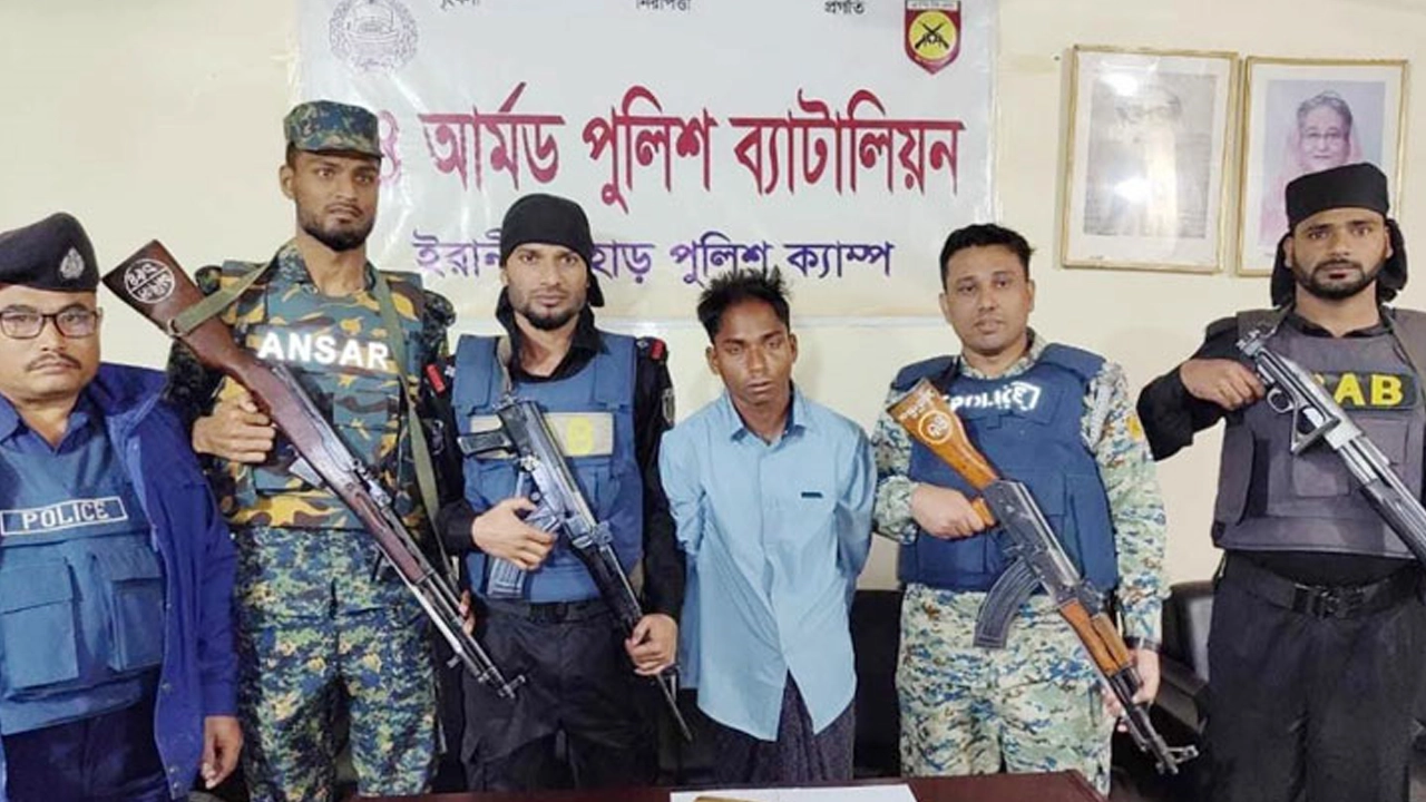 উখিয়া রোহিঙ্গা ক্যাম্পে যৌথ অভিযান। ছবি : কালবেলা
