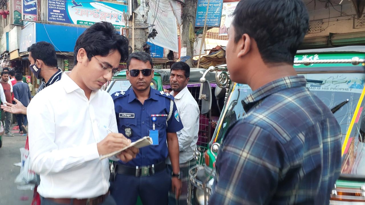 ভ্রাম্যমাণ আদালত পরিচালনা করেন উপজেলা সহকারী কমিশনার (ভূমি) ও নির্বাহী ম্যাজিস্ট্রেট আলাউদ্দিন। ছবি : কালবেলা