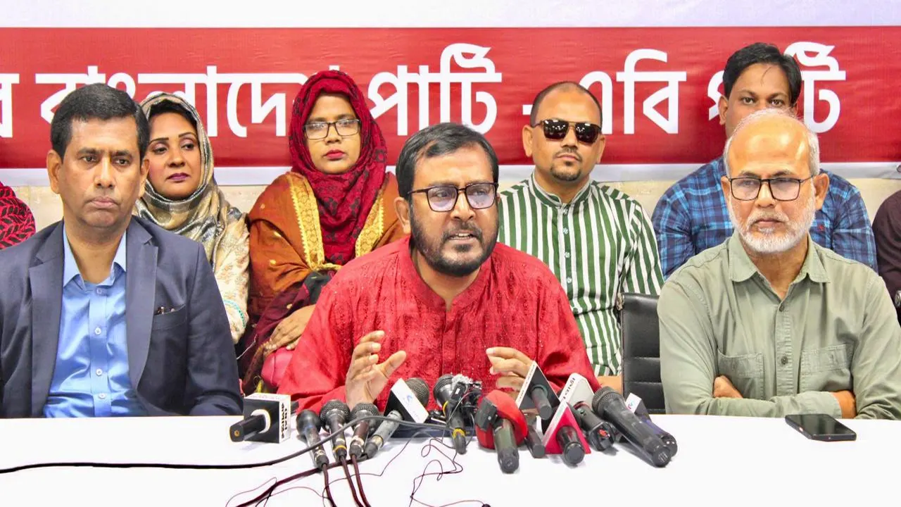 সোমবার রাজধানীর বিজয়নগরস্থ দলের কেন্দ্রীয় কার্যালয়ে এক সংবাদ সম্মেলনে এ ঘোষণা দেন পার্টির সদস্যসচিব মজিবুর রহমান মঞ্জু। ছবি : কালবেলা