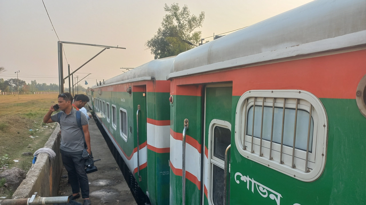 বুড়িমারী-ঢাকা রুটে চলাচলকারী আন্তঃনগর বুড়িমারী এক্সপ্রেস ট্রেন। ছবি : কালবেলা