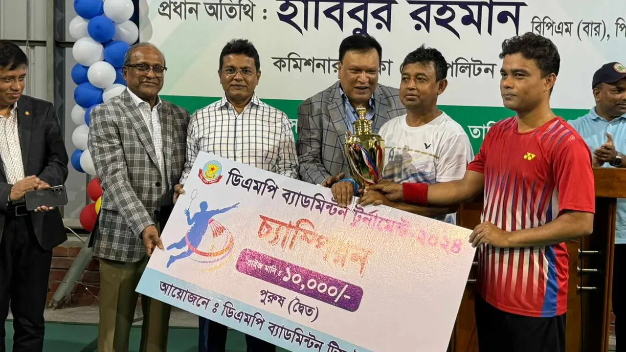 ব্যাডমিন্টন টুর্নামেন্টে বিজয়ী ডিবিপ্রধান হারুন ও এডিসি নাজমুল। ছবি : কালবেলা