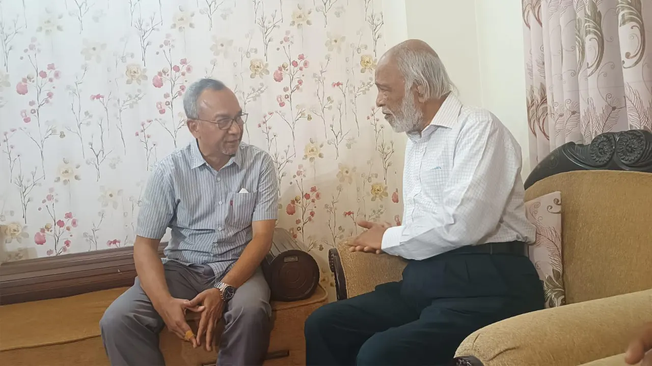 আব্দুল মোনায়েম মুন্নার বাসায় ড. আব্দুল মঈন খান। ছবি : কালবেলা