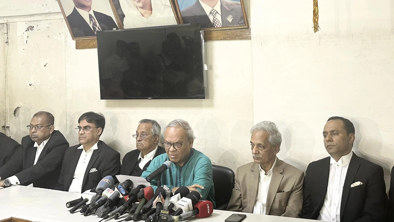নয়াপল্টনে বিএনপির কেন্দ্রীয় কার্যালয়ে সংবাদ সম্মেলনে রুহুল কবির রিজভী। ছবি : কালবেলা