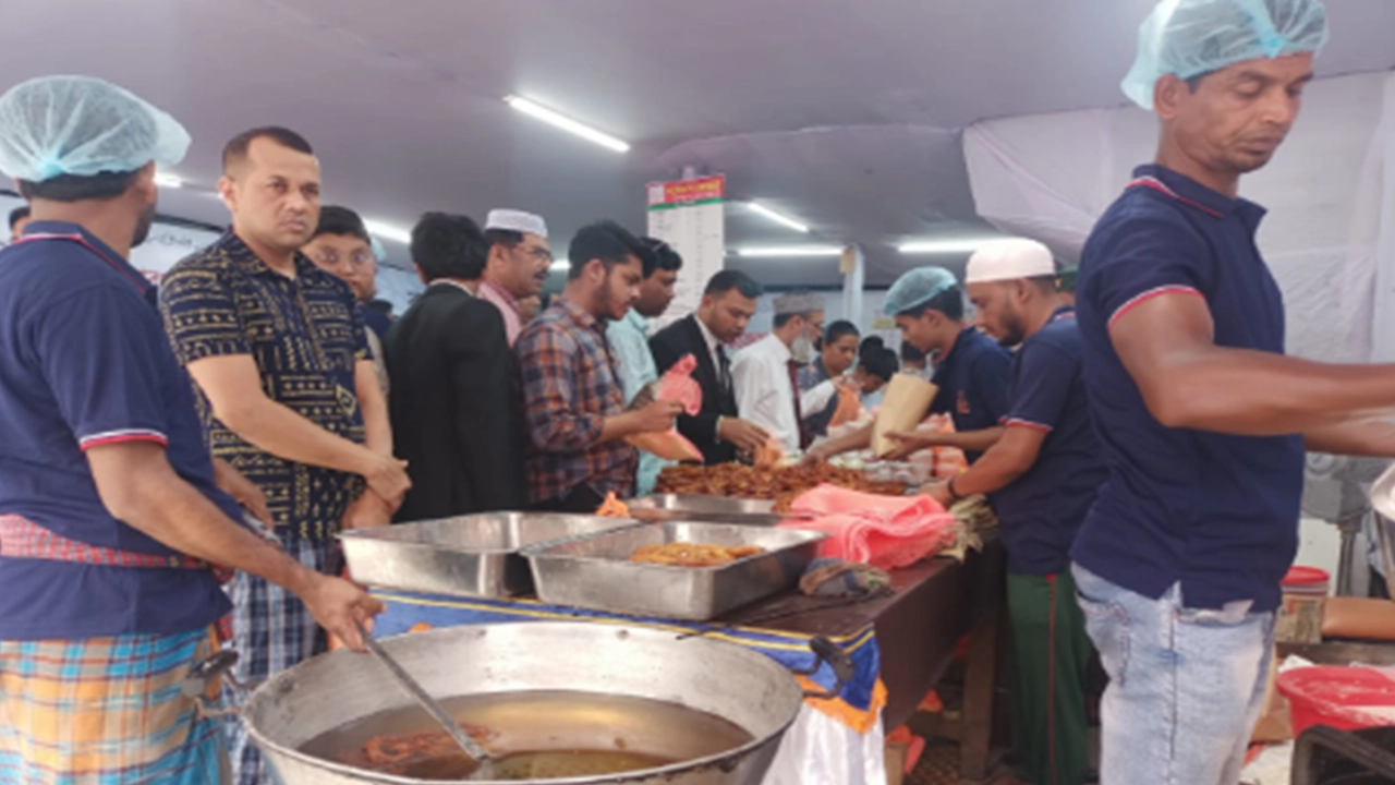 বরিশালে জমজমাট ইফতার বাজার। ছবি : কালবেলা