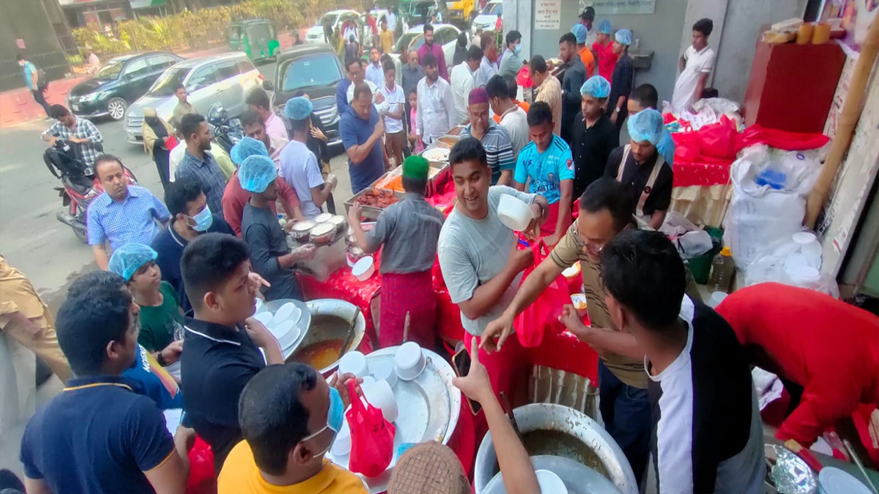 যানজট নিরসনে রাস্তায় ইফতার করলেন ডিএমপি কমিশনার