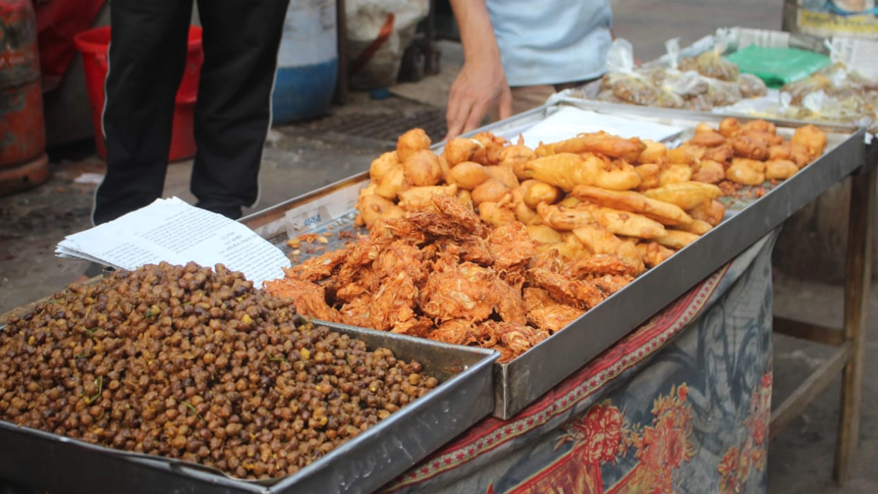 খুলনা নগরীতে ইফতারের নানা আয়োজন। ছবি : কালবেলা