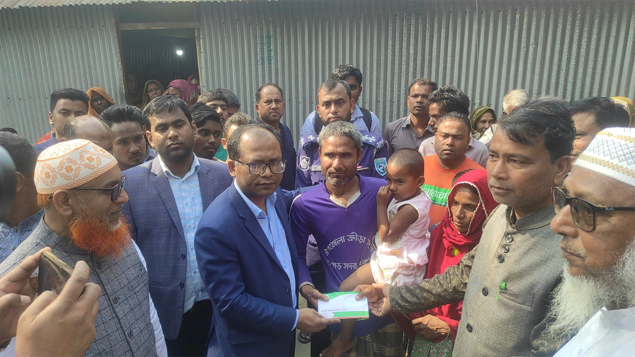 সাফজয়ী গোলরক্ষক ইয়ারজানের পরিবারের পাশে পঞ্চগড়ের ইউএনও। ছবি : কালবেলা