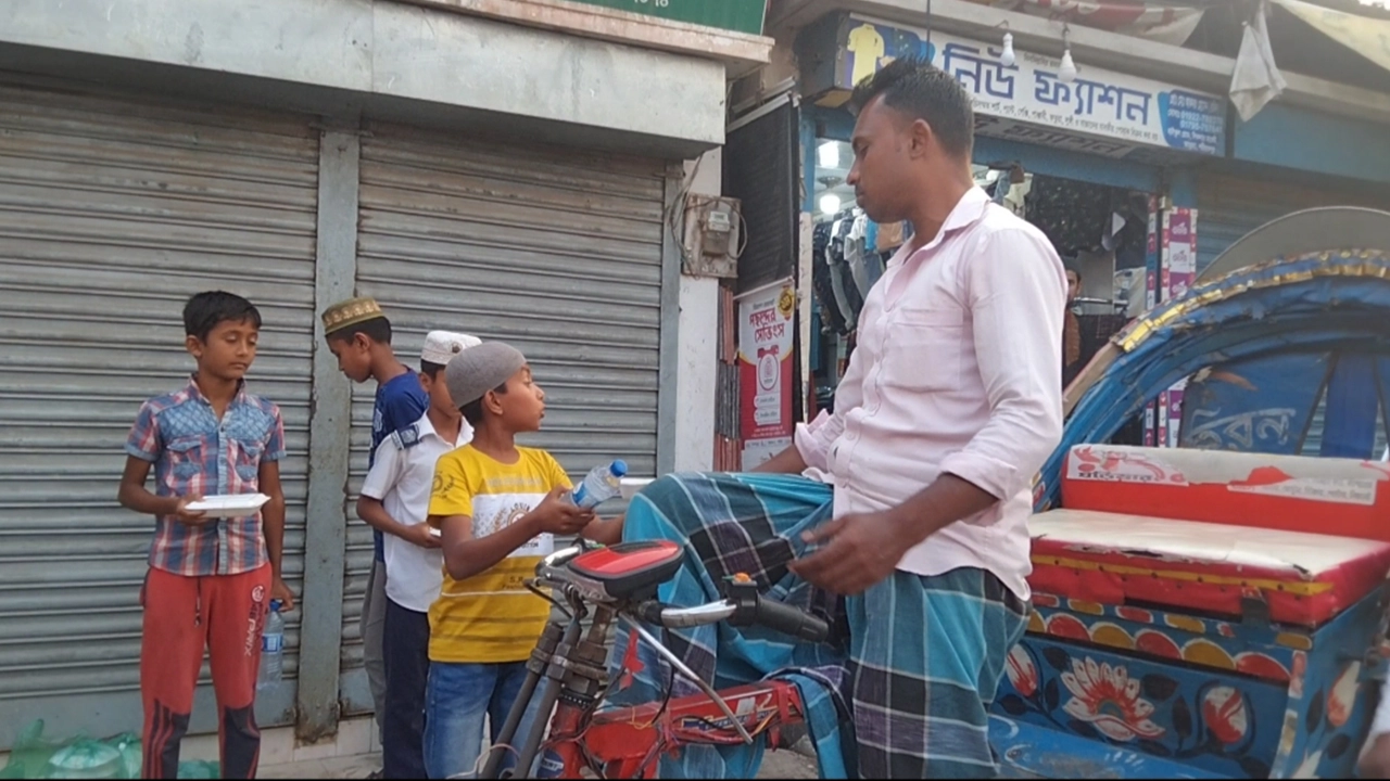 ইফতার বিতরণ করছে ক্ষুদে শিক্ষার্থীরা। ছবি : কালবেলা