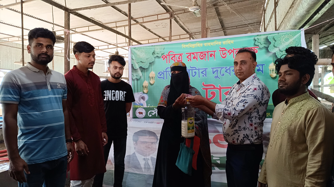 কিশোরগঞ্জে স্বল্প আয়ের মানুষের জন্য ১০ টাকা কেজি দরে দুধ বিক্রি। ছবি : কালবেলা