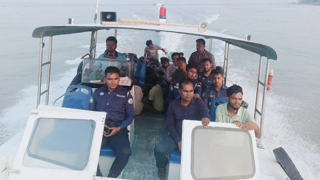 নদীতে প্রশাসনের অভিযান। ছবি : কালবেলা