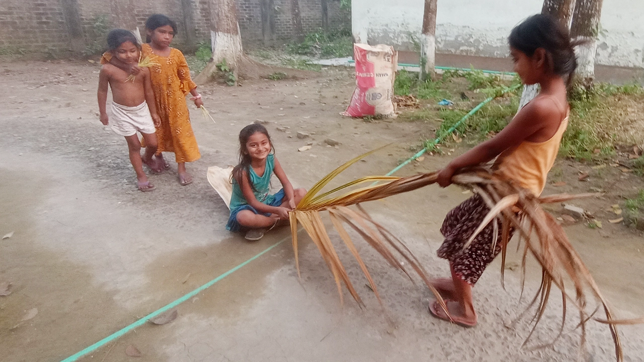 কুমিল্লার ব্রাহ্মণপাড়ায় শিশুদের সুপারি পাতার গাড়িতে খেলার একটি দৃশ্য। ছবি : কালবেলা
