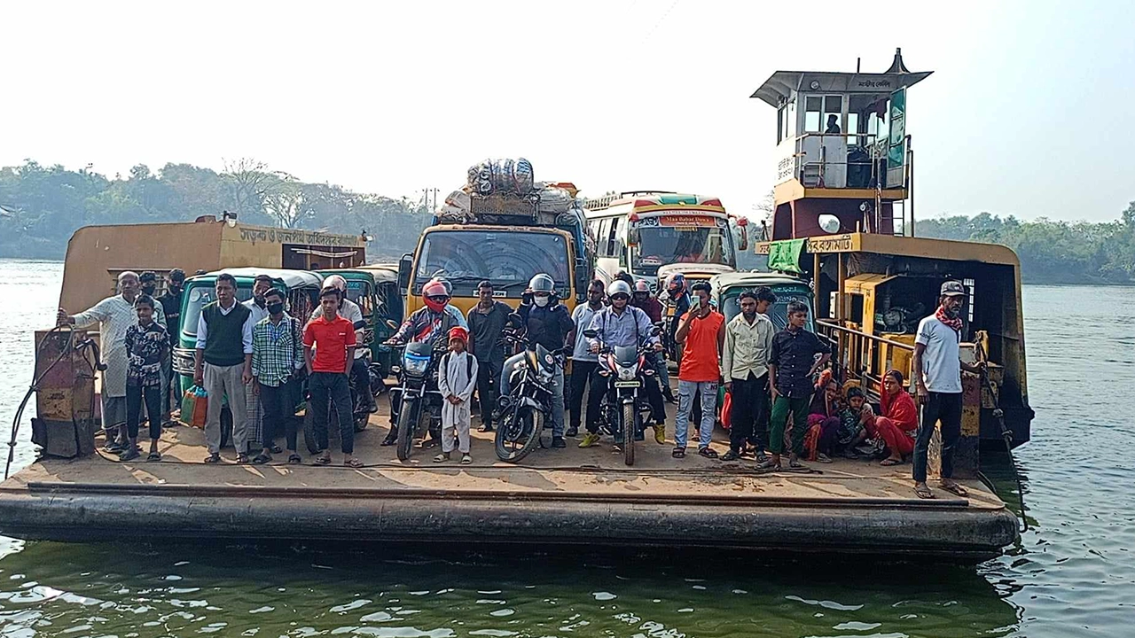 রাঙামাটির কাপ্তাইয়ে চন্দ্রঘোনা ফেরি চলাচল শুরু। ছবি : কালবেলা