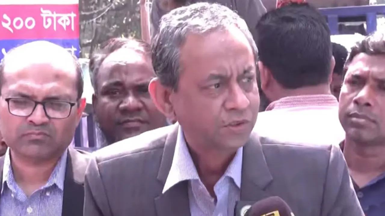 কারওয়ানবাজারে টিসিবি ভবনের সামনে ভোক্তা-অধিকার সংরক্ষণ অধিদপ্তরের মহাপরিচালক এএইচএম সফিকুজ্জামান। ছবি : সংগৃহীত