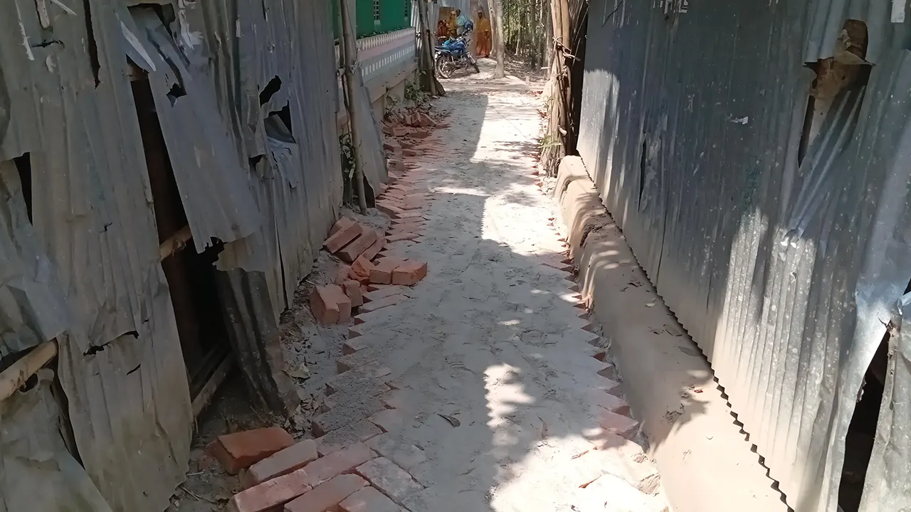 এই নির্মাণাধীন সড়ককে কেন্দ্র করে সংঘর্ষের ঘটনা ঘটে। ছবি : কালবেলা