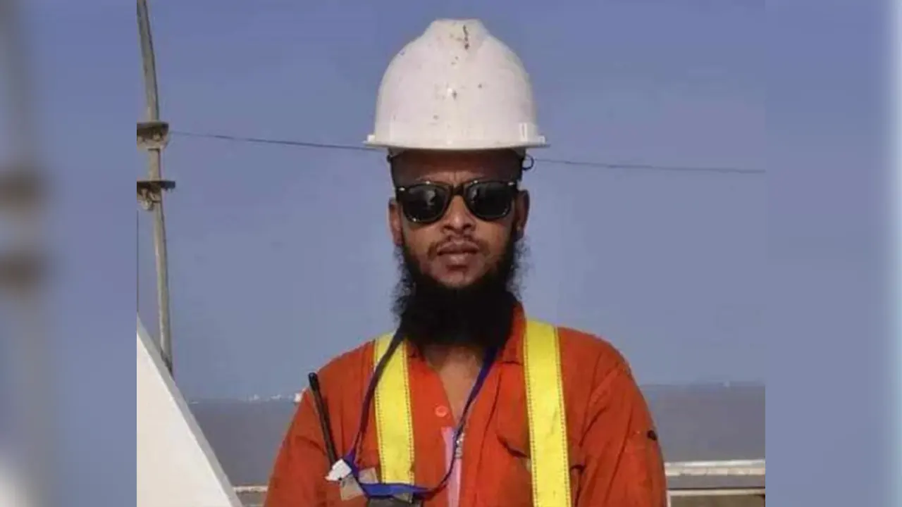 সোমালিয়ায় জলদস্যুদের কবলে পড়া বিপ্লব। ছবি : কালবেলা