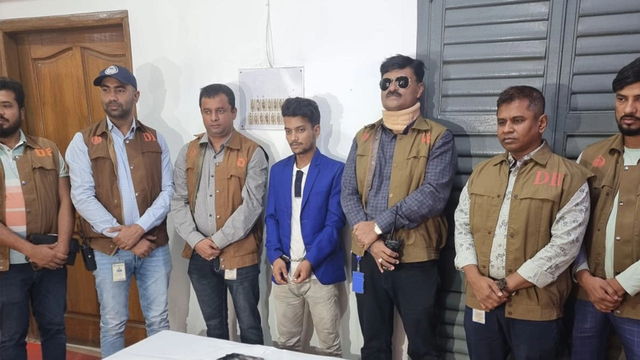 ডিবির হাতে গ্রেপ্তারকৃত আসামি। ছবি : কালবেলা