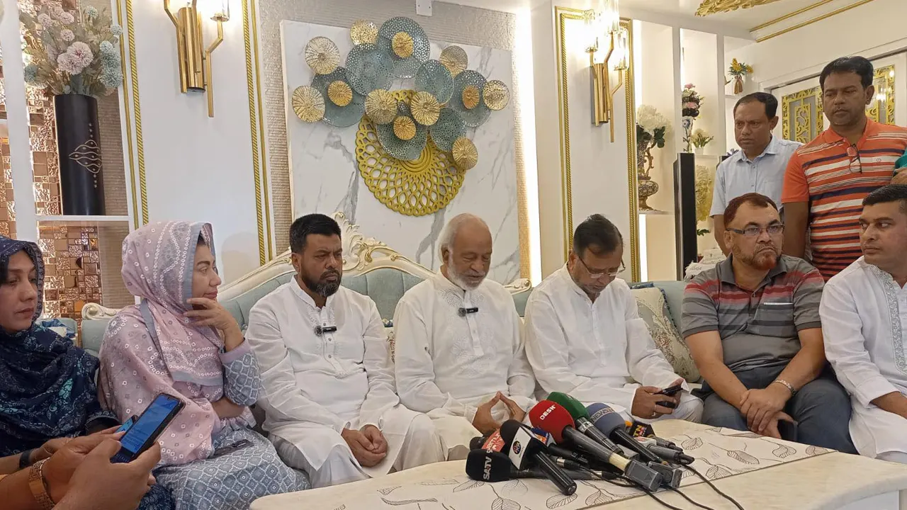 সদ্য কারামুক্ত ঢাকা মহানগর দক্ষিণ বিএনপির সদস্য সচিব রফিকুল আলম মজনুর বাসায় খোঁজখবর নিতে যান দলের সিনিয়র নেতৃবৃন্দ। ছবি : কালবেলা