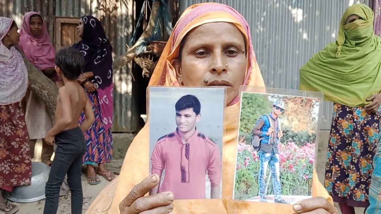 ছেলে নাজমুলের ছবি হাতে নিয়ে মা নার্গিস বেগমের আহাজারি। ছবি : কালবেলা