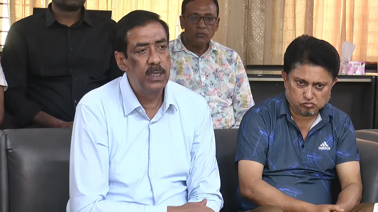 নারায়ণগঞ্জ প্রেস ক্লাবে সাংবাদিকের সঙ্গে কথা বলার সময় একে এম শামীম ওসমান। ছবি : কালবেলা