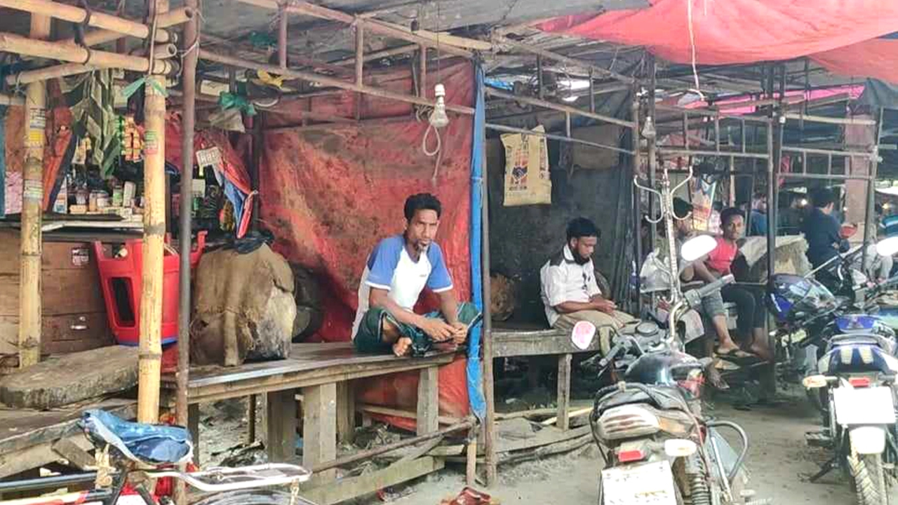 দাম নির্ধারণ করে দেওয়ায় মাংস বিক্রি বন্ধ রেখেছে লক্ষ্মীপুরের ব্যবসায়ীরা। ছবি : কালবেলা
