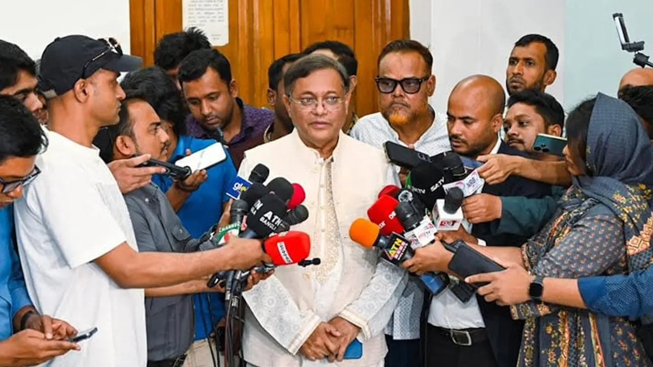 বুধবার ঢাকা বিশ্ববিদ্যালয়ে নারী দিবস উপলক্ষ্যে আলোচনা সভা শেষে সাংবাদিকদের সঙ্গে কথা বলেন পররাষ্ট্রমন্ত্রী ড. হাছান মাহমুদ। ছবি : সংগৃহীত