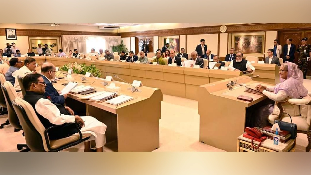 প্রধানমন্ত্রী শেখ হাসিনার সভাপতিত্বে গতকাল প্রধানমন্ত্রীর কার্যালয়ে মন্ত্রিসভা বৈঠক অনুষ্ঠিত হয় । ছবি : সংগৃহীত