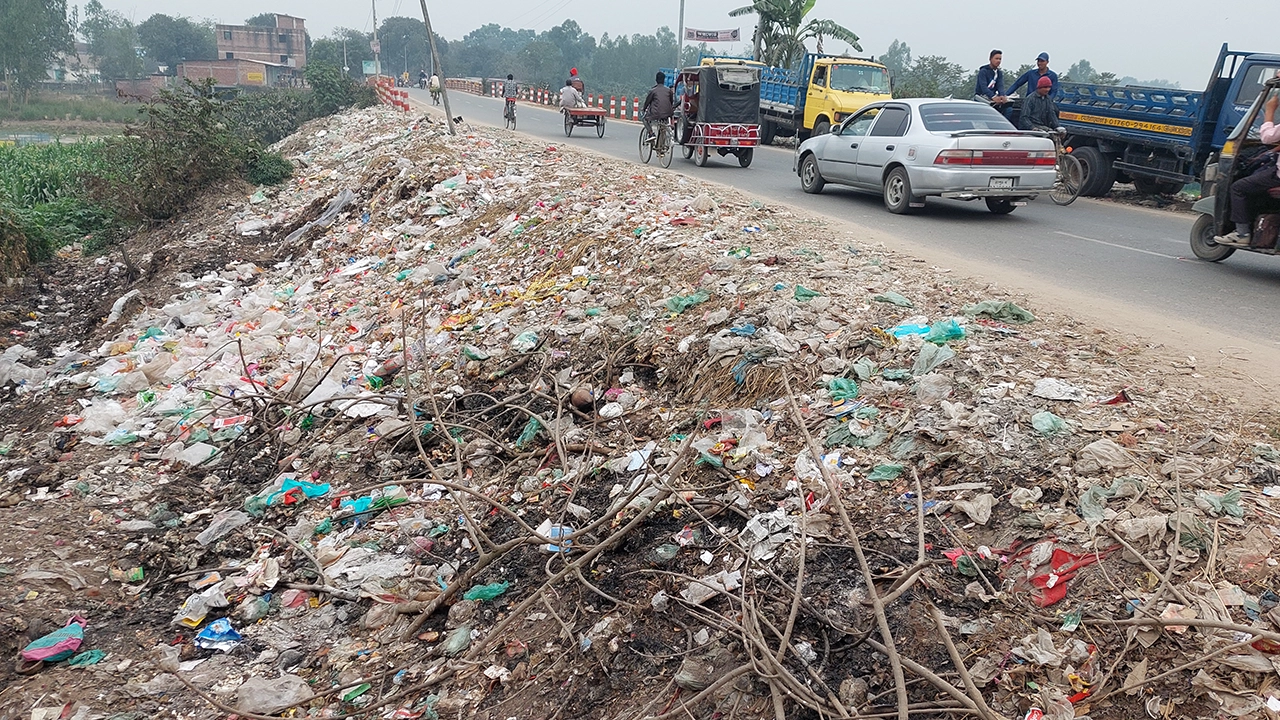 ঠাকুরগাঁওয়ের রাণীশংকৈল উপজেলার পৌরশহরের প্রবেশপথে আবর্জনার স্তূপ। ছবি : কালবেলা