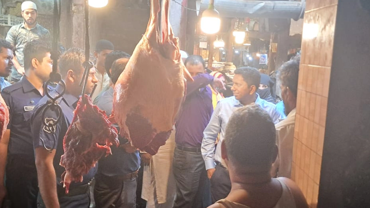 চট্টগ্রামে মাংসের দোকানে ভ্রাম্যমাণ আদালতের অভিযান। ছবি : কালবেলা