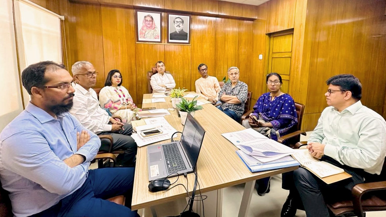 প্রজ্ঞা এবং অ্যান্টি টোব্যাকো মিডিয়া এলায়েন্স- আত্মার একটি প্রতিনিধি দলের সঙ্গে বৈঠক করেছেন পরিবেশমন্ত্রী সাবের হোসেন চৌধুরী। ছবি : সৌজন্য