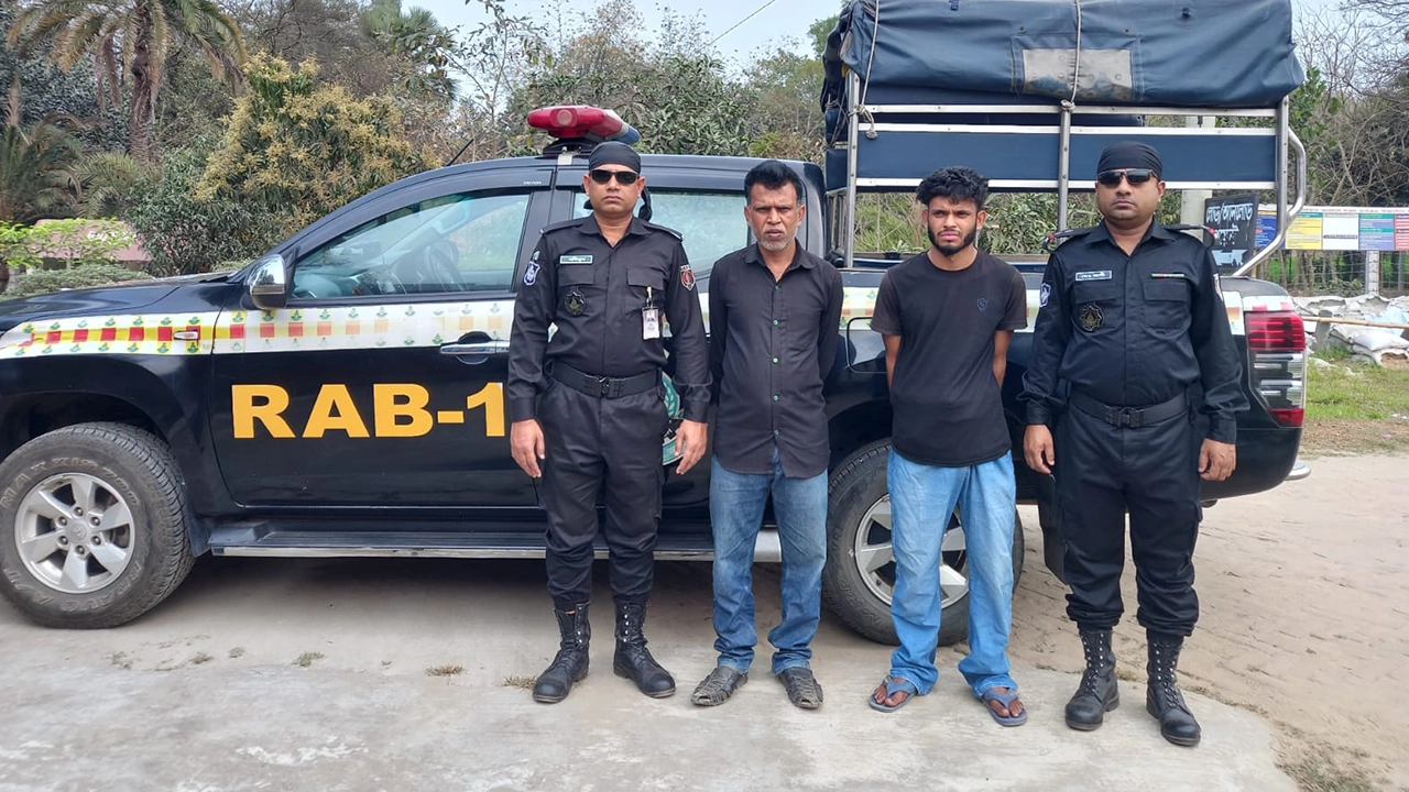 হত্যা মামলায় গ্রেপ্তার হওয়া বাবা ও ছেলে। ছবি : কালবেলা