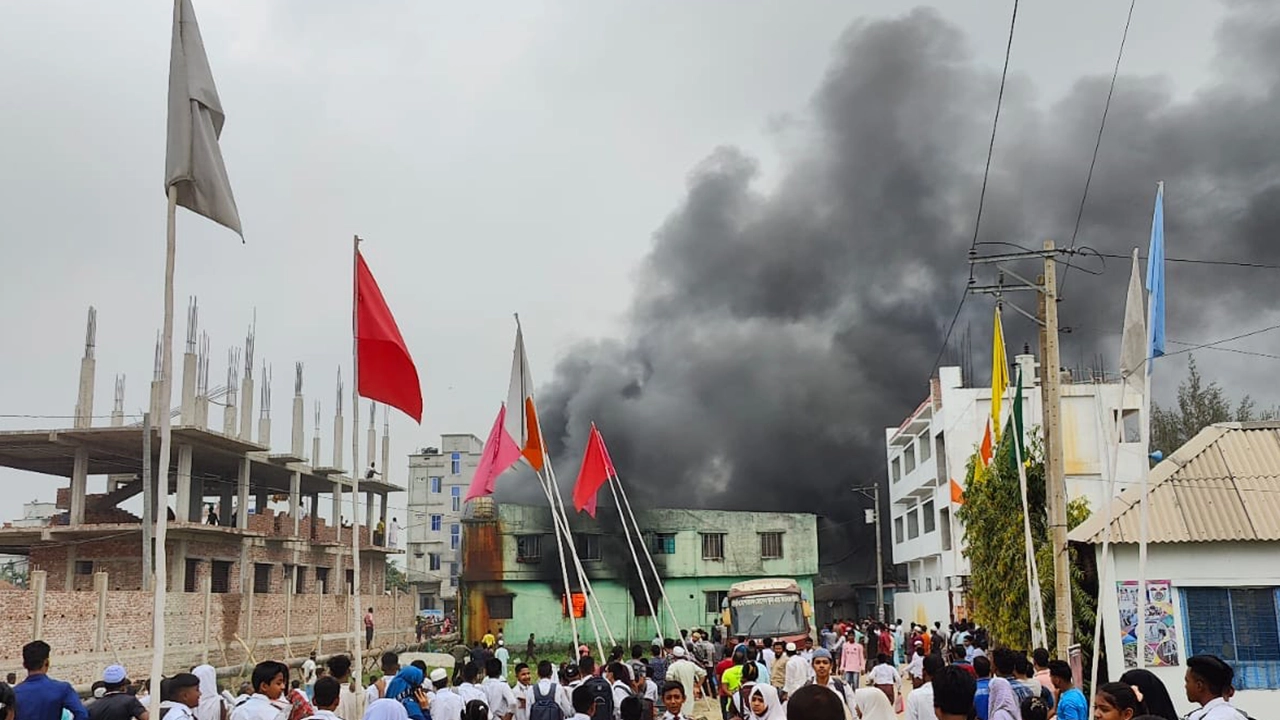 বিসমিল্লাহ এগ্রো ইঞ্জিনিয়ারিং অ্যান্ড ওয়ার্কশপে আগুন জ্বলছে। ছবি : কালবেলা
