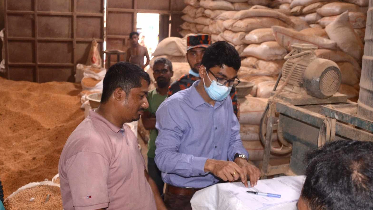 চাক্তাই-খাতুনগঞ্জে চট্টগ্রাম জেলা প্রশাসনের ভ্রাম্যমাণ আদালতের অভিযান। ছবি : কালবেলা