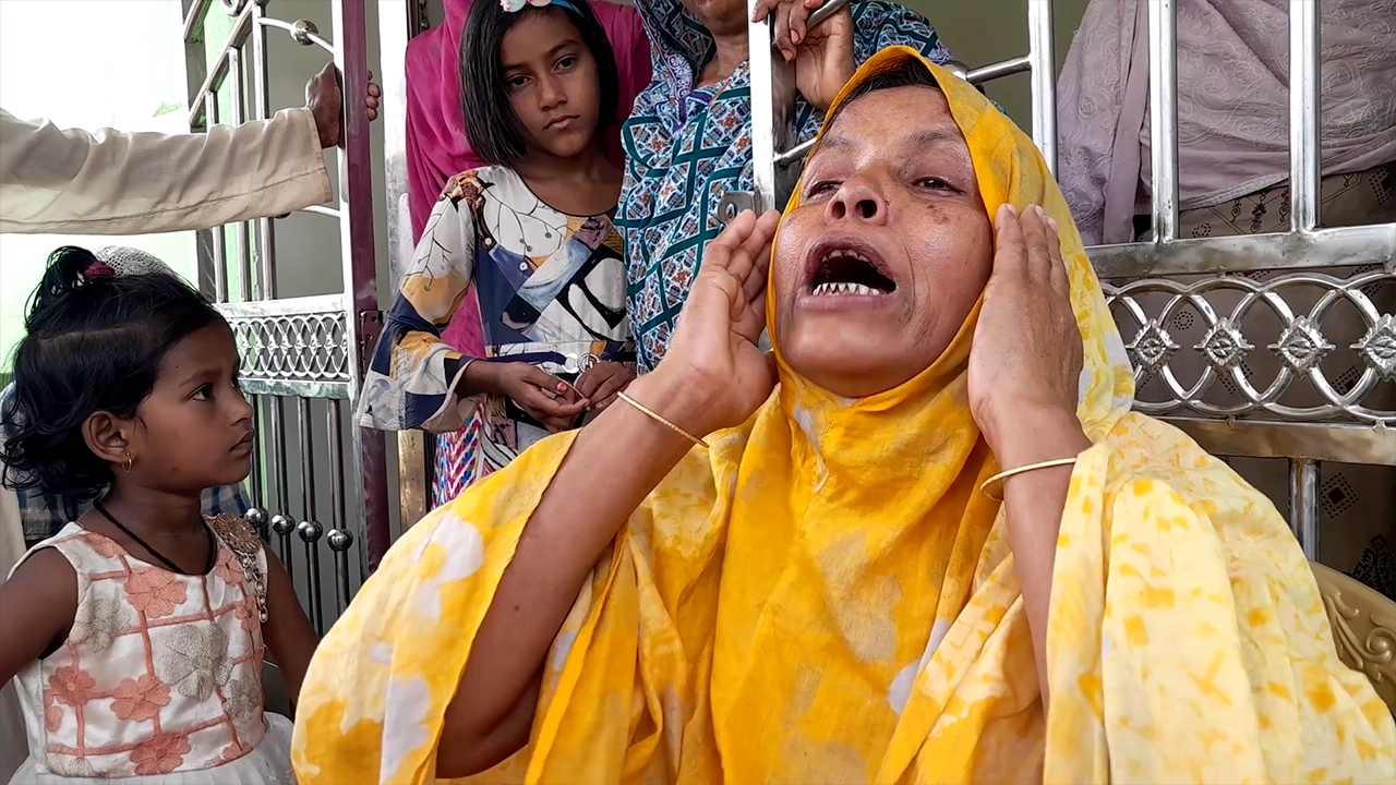 রোকনের মায়ের আহাজারি। ছবি : কালবেলা